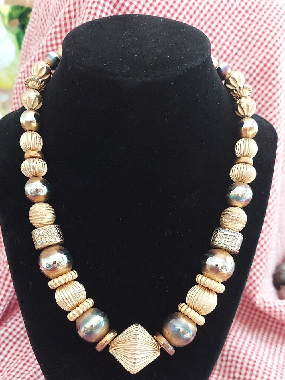 Vintage casual corner gold toned beaded necklace oil slick look 19"
